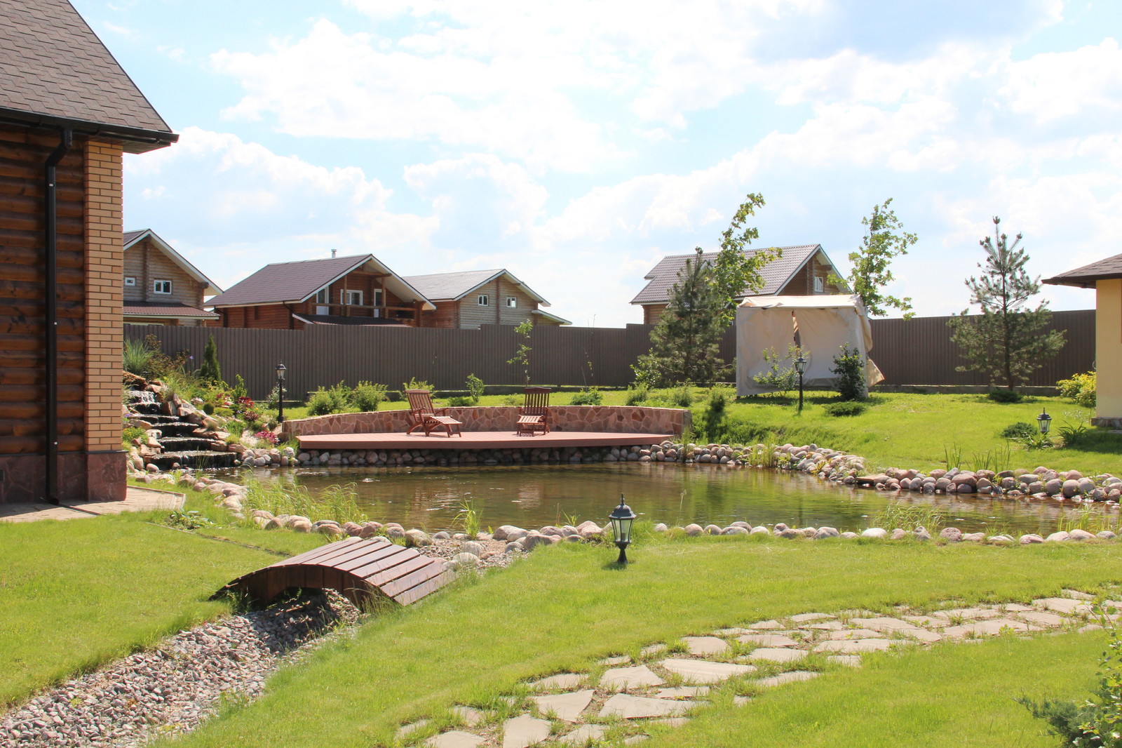 Релакс зона с каскадом в Чехове