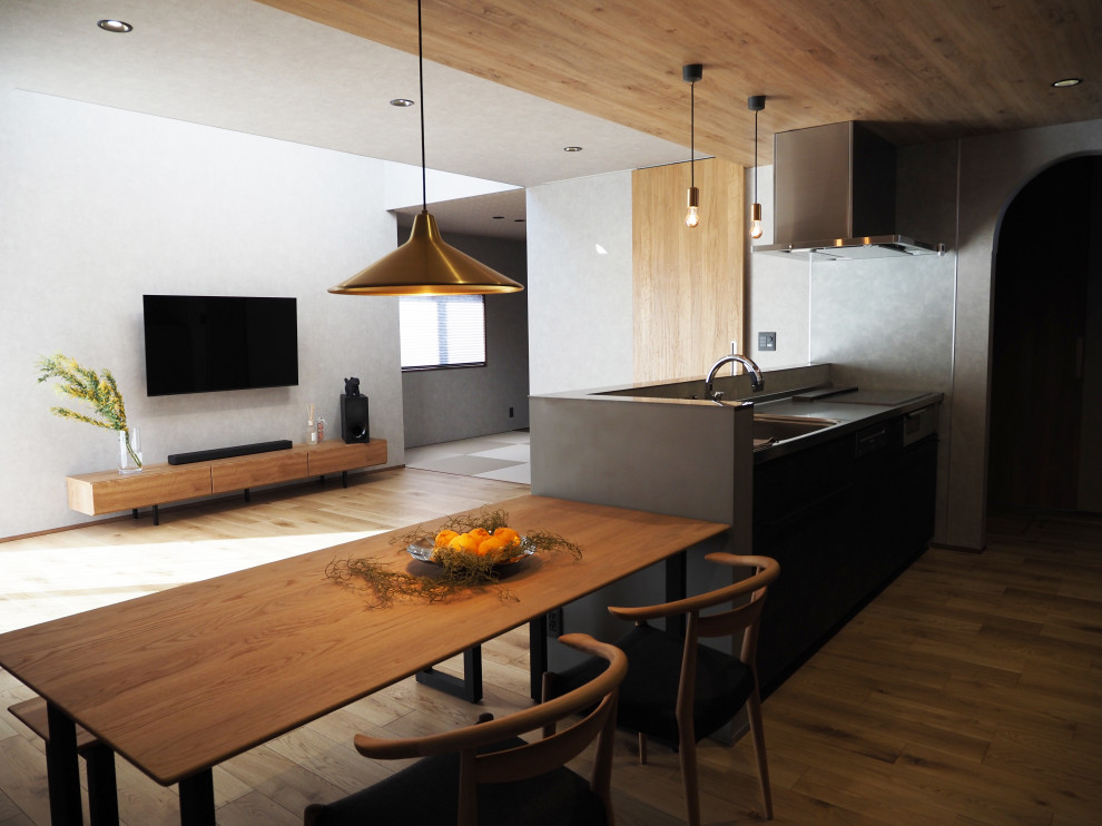 Modernes Esszimmer mit grauer Wandfarbe, Sperrholzboden, beigem Boden, Tapetendecke und Tapetenwänden in Sonstige