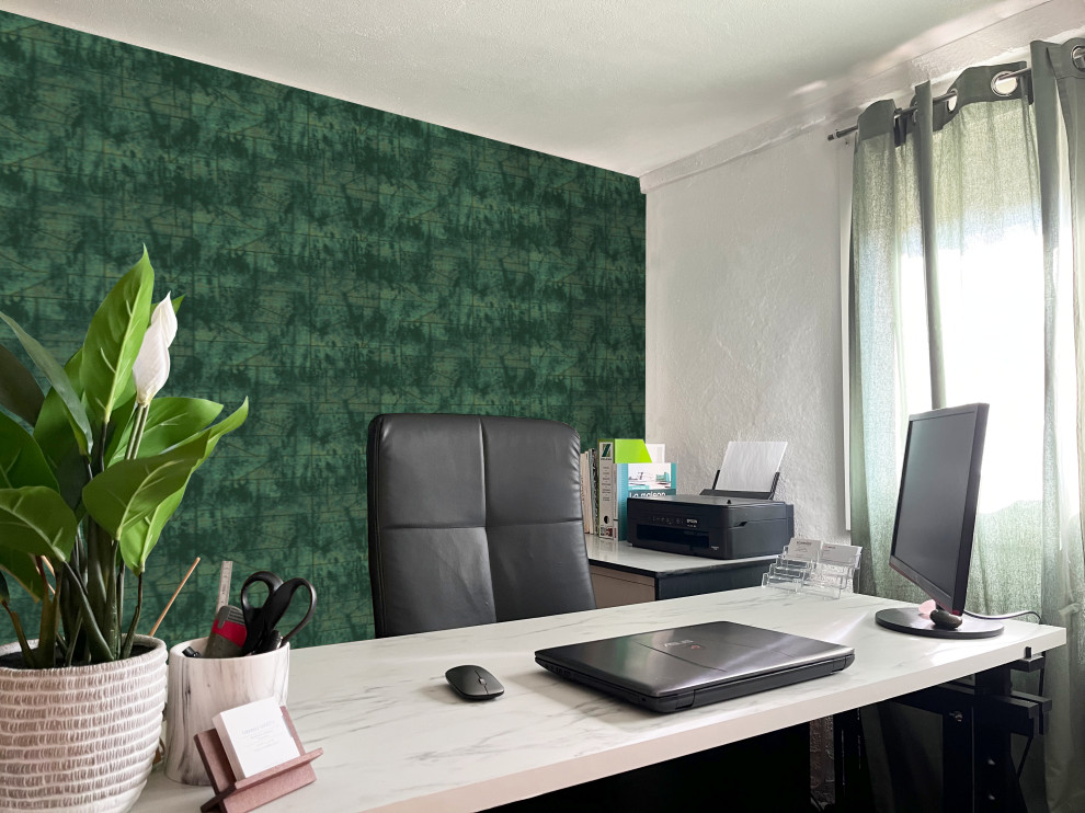 Kleines Arbeitszimmer mit Arbeitsplatz, grüner Wandfarbe, Keramikboden, freistehendem Schreibtisch und Tapetenwänden in Sonstige