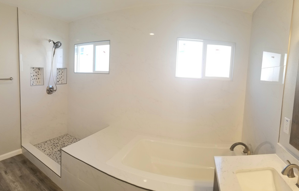 Idéer för att renovera ett mellanstort funkis vit vitt en-suite badrum, med släta luckor, bruna skåp, ett japanskt badkar, en hörndusch, en toalettstol med separat cisternkåpa, vit kakel, porslinskakel, grå väggar, vinylgolv, ett undermonterad handfat, bänkskiva i kvartsit, grått golv och dusch med gångjärnsdörr