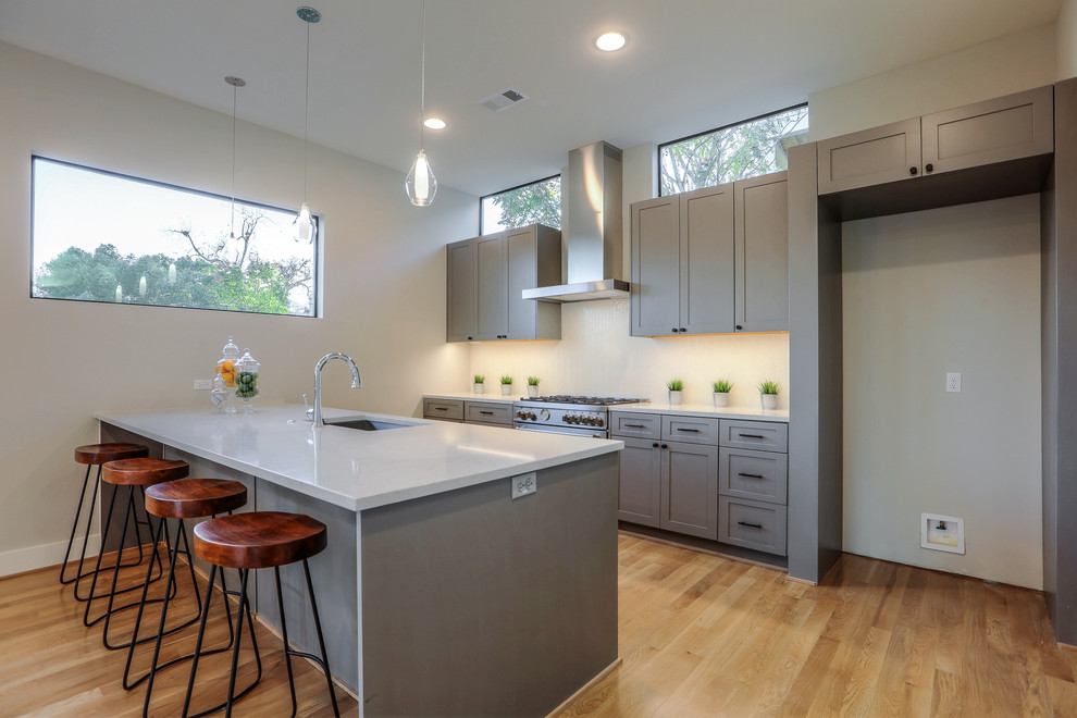 Kitchen - transitional kitchen idea in Houston