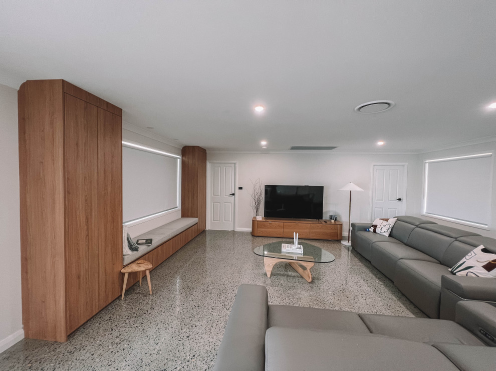 Inspiration pour un salon nordique en bois de taille moyenne et ouvert avec un mur blanc, sol en béton ciré, un téléviseur indépendant, un sol gris et un plafond en bois.