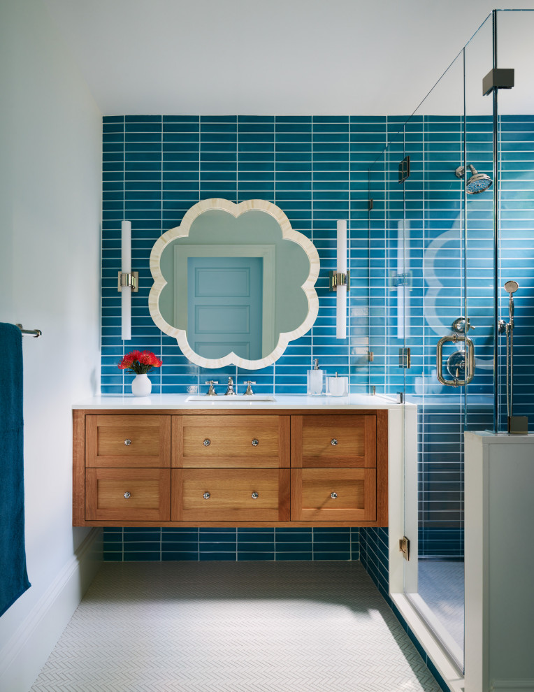 Inspiration för klassiska vitt badrum för barn, med skåp i mellenmörkt trä, blå kakel och vitt golv