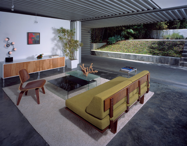 Outdoors In retro-salon