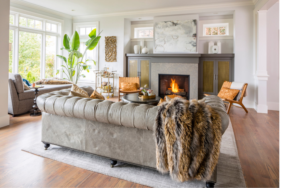 Cette image montre un salon traditionnel ouvert avec un bar de salon, un mur blanc, parquet clair, une cheminée standard, un manteau de cheminée en pierre et un sol marron.
