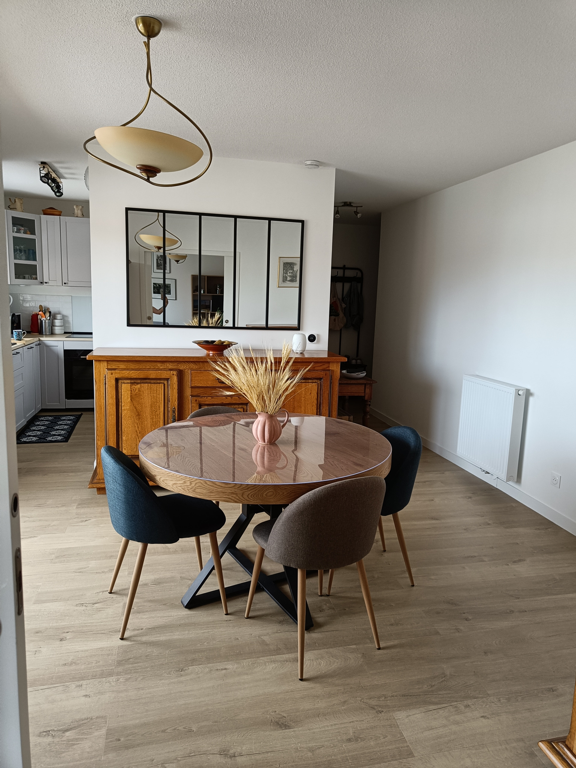 Elegant dining room photo in Bordeaux