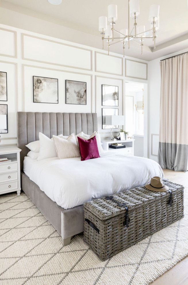 Foto de dormitorio principal costero grande con paredes blancas, suelo de madera clara, suelo beige, bandeja y madera