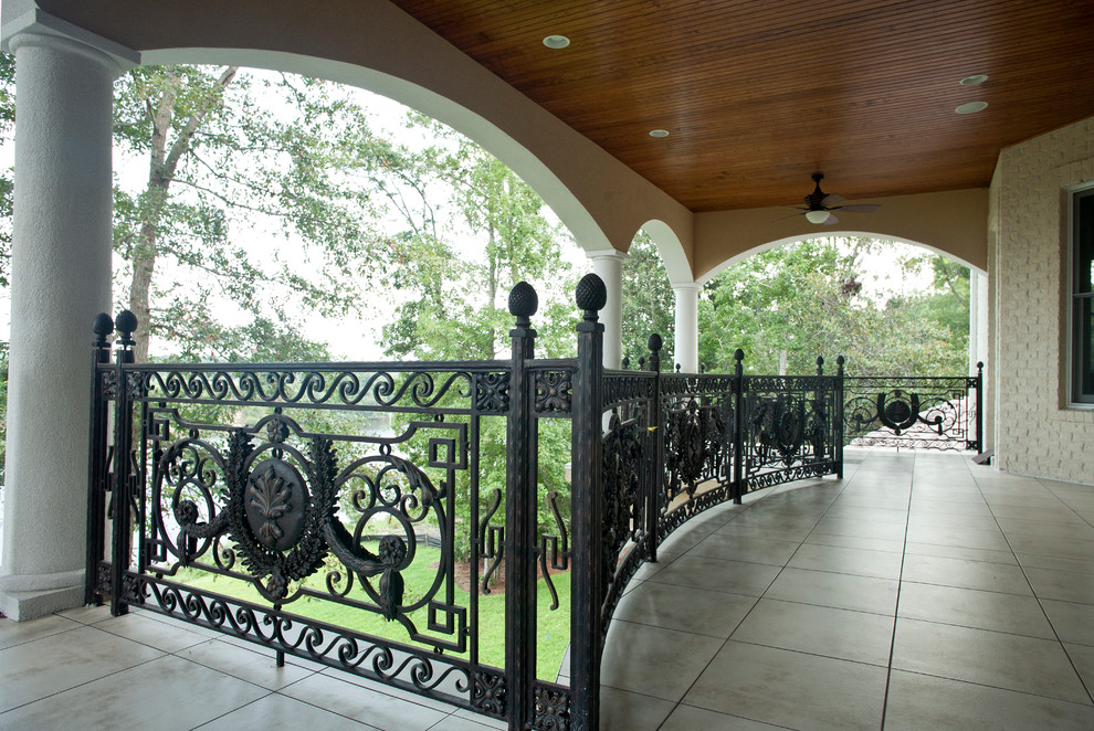 This is an example of a mid-sized traditional balcony in Charleston.