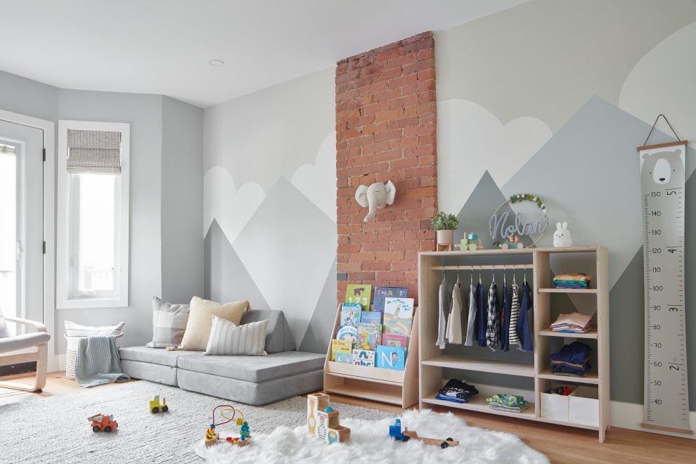Ispirazione per una cameretta per bambini da 1 a 3 anni scandinava di medie dimensioni con pareti blu, parquet chiaro e pavimento beige