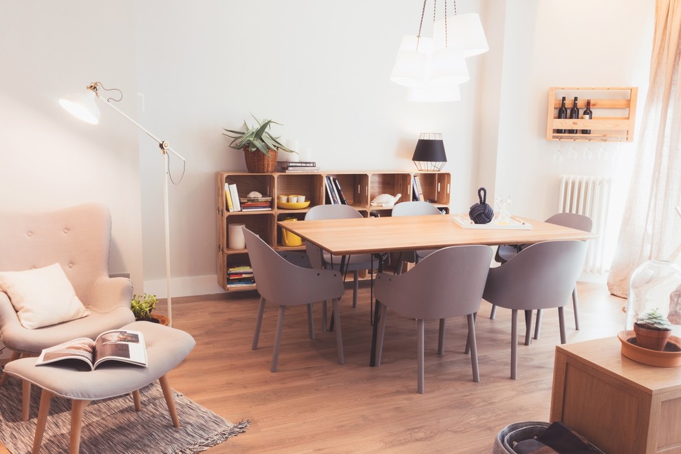 Foto de comedor escandinavo de tamaño medio abierto sin chimenea con paredes blancas, suelo de madera en tonos medios y suelo beige