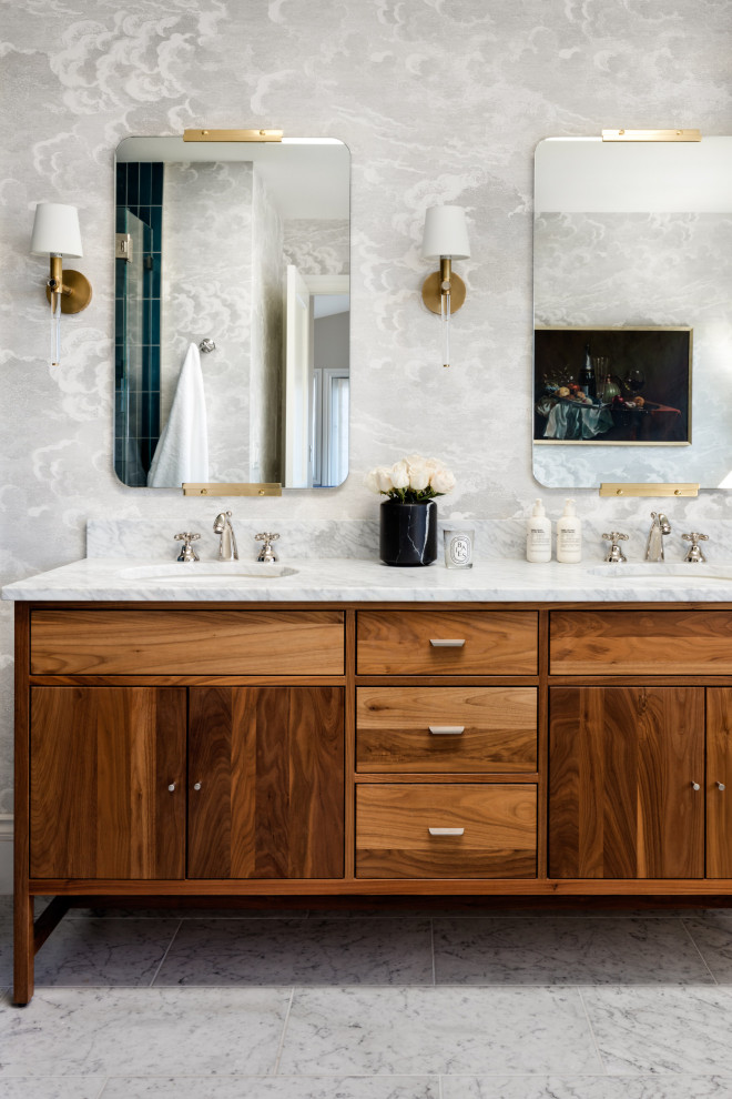 Inspiration för stora klassiska grått en-suite badrum, med möbel-liknande, bruna skåp, ett fristående badkar, en dusch i en alkov, blå kakel, cementkakel, grå väggar, marmorgolv, ett undermonterad handfat, marmorbänkskiva, grått golv och dusch med gångjärnsdörr