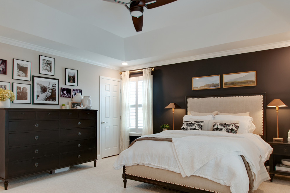 Ispirazione per una camera matrimoniale moderna di medie dimensioni con pareti nere, moquette, pavimento beige e soffitto ribassato