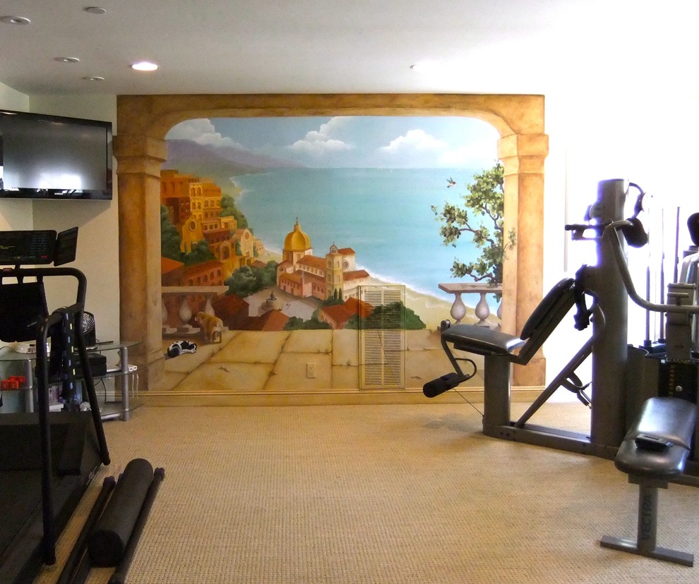 Design ideas for a traditional home gym in Orange County.