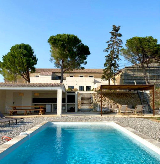 Imagen de piscina de estilo de casa de campo grande rectangular en patio delantero con gravilla