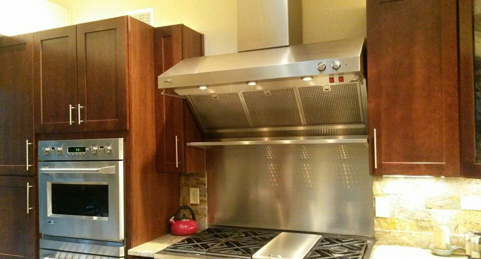Large mountain style l-shaped marble floor, multicolored floor and vaulted ceiling eat-in kitchen photo in Austin with an undermount sink, shaker cabinets, dark wood cabinets, granite countertops, multicolored backsplash, metal backsplash, stainless steel appliances, an island and multicolored countertops