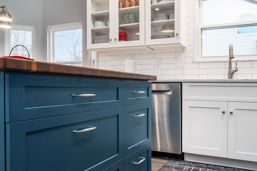 Mid-sized transitional l-shaped eat-in kitchen photo in Columbus with shaker cabinets, quartz countertops, white backsplash, subway tile backsplash and an island