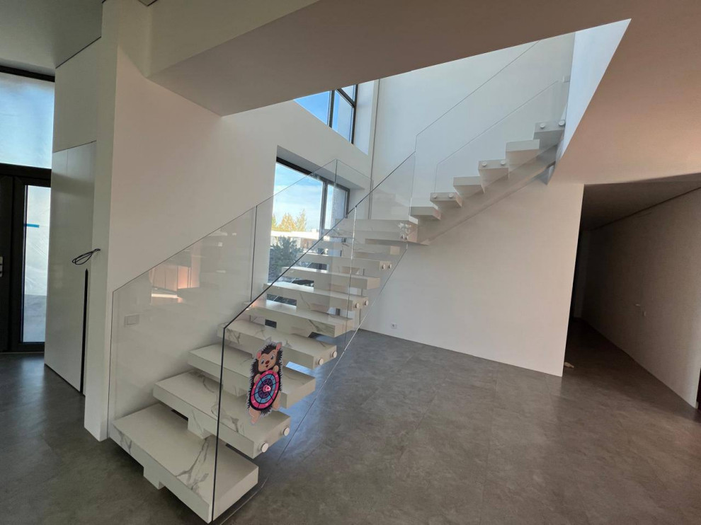 КП Райт Вилладж. Стеклянное ограждение лестницы