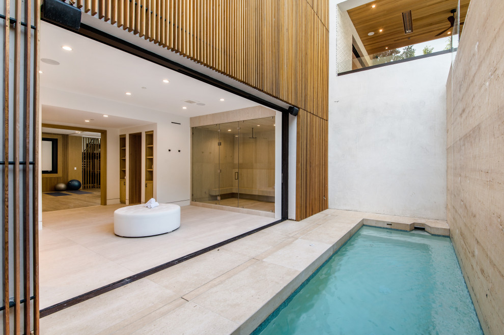 Aménagement d'un couloir de nage contemporain rectangle avec des solutions pour vis-à-vis, une cour et des pavés en béton.