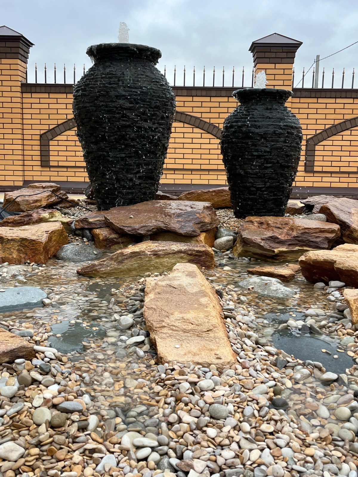 Фонтан с ручьем