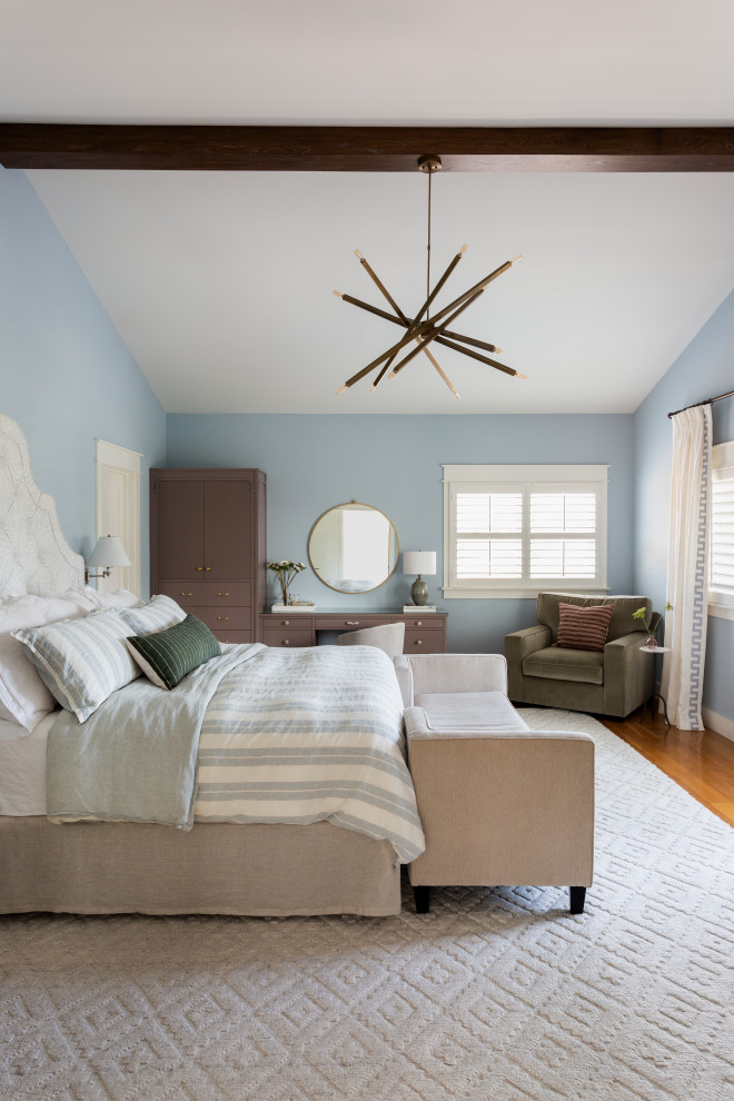 На фото: большая хозяйская спальня в стиле неоклассика (современная классика) с синими стенами и балками на потолке