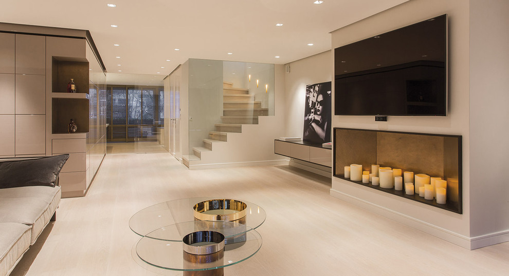 Großes, Offenes Modernes Wohnzimmer mit beiger Wandfarbe, braunem Holzboden, TV-Wand und beigem Boden in Hamburg