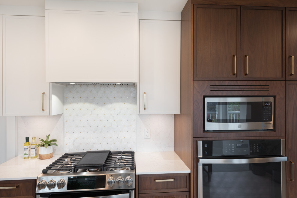Kitchen - transitional kitchen idea in Vancouver