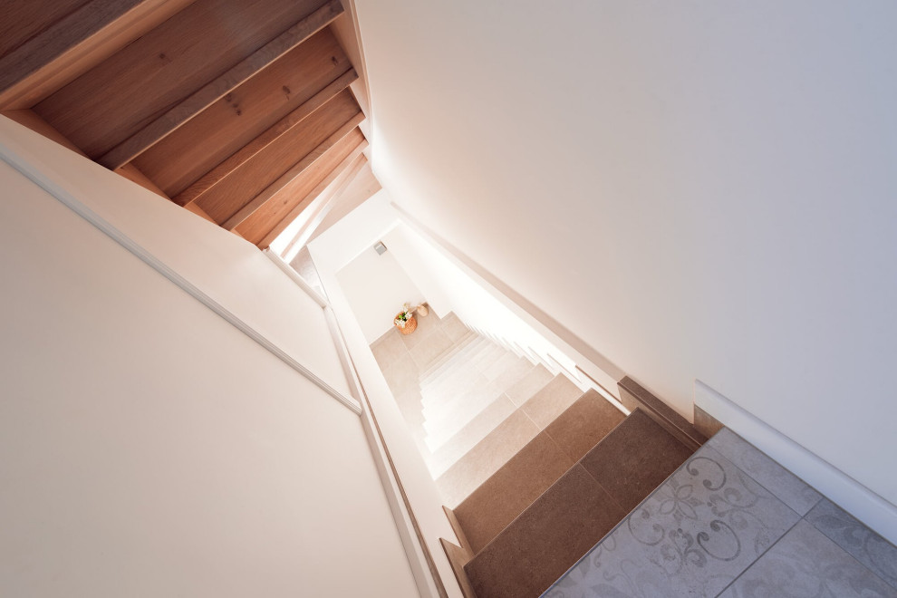 Классическая лестница из дуба с изогнутыми перилами