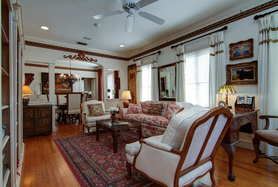 This is an example of an eclectic living room in Tampa.