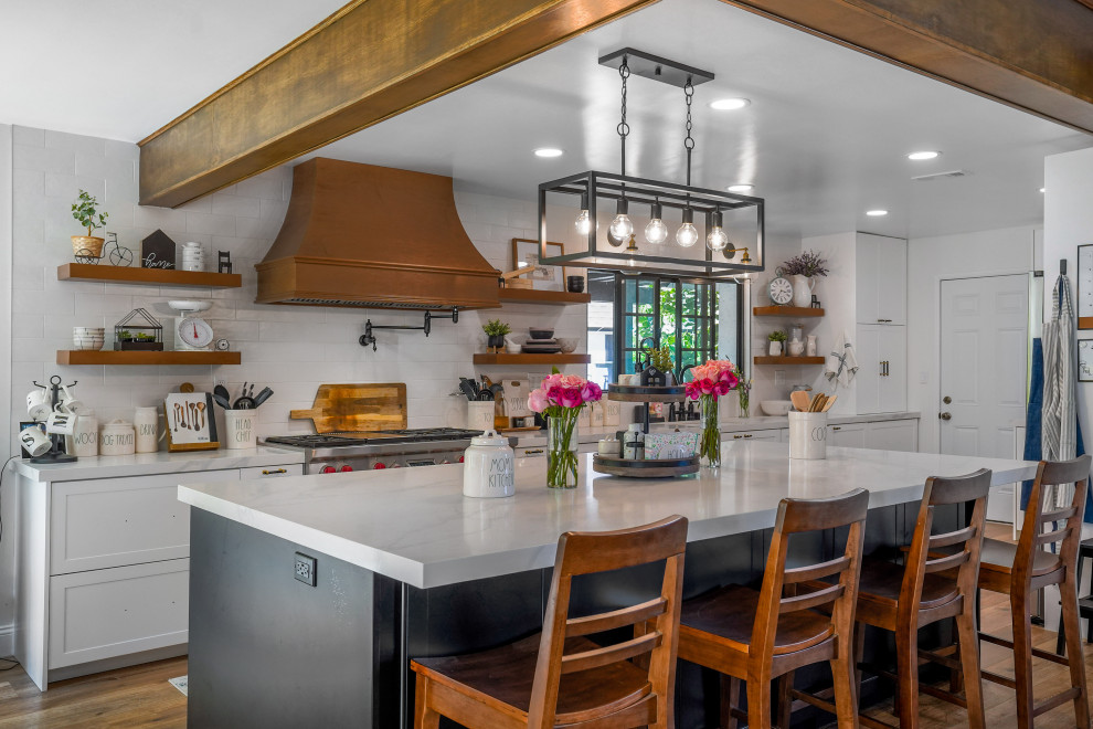 Inspiration for a country kitchen in Orange County.