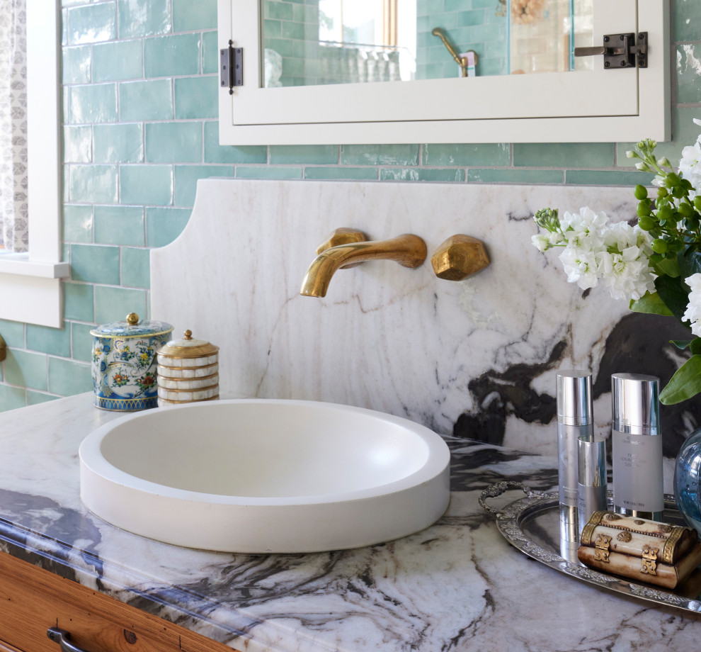 На фото: ванная комната в стиле фьюжн с зеленой плиткой, керамогранитной плиткой, накладной раковиной и мраморной столешницей