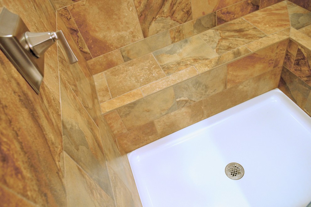 Example of a transitional bathroom design in Chicago