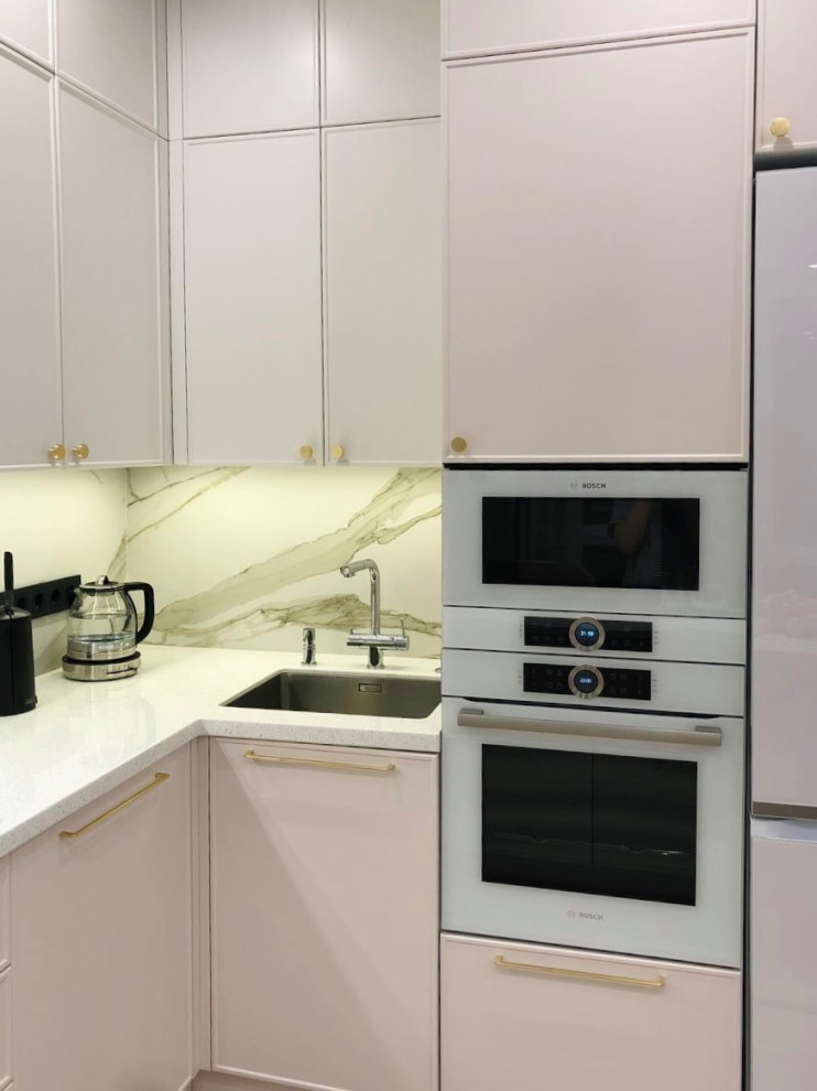 Нежная кухня в пудровых оттенках