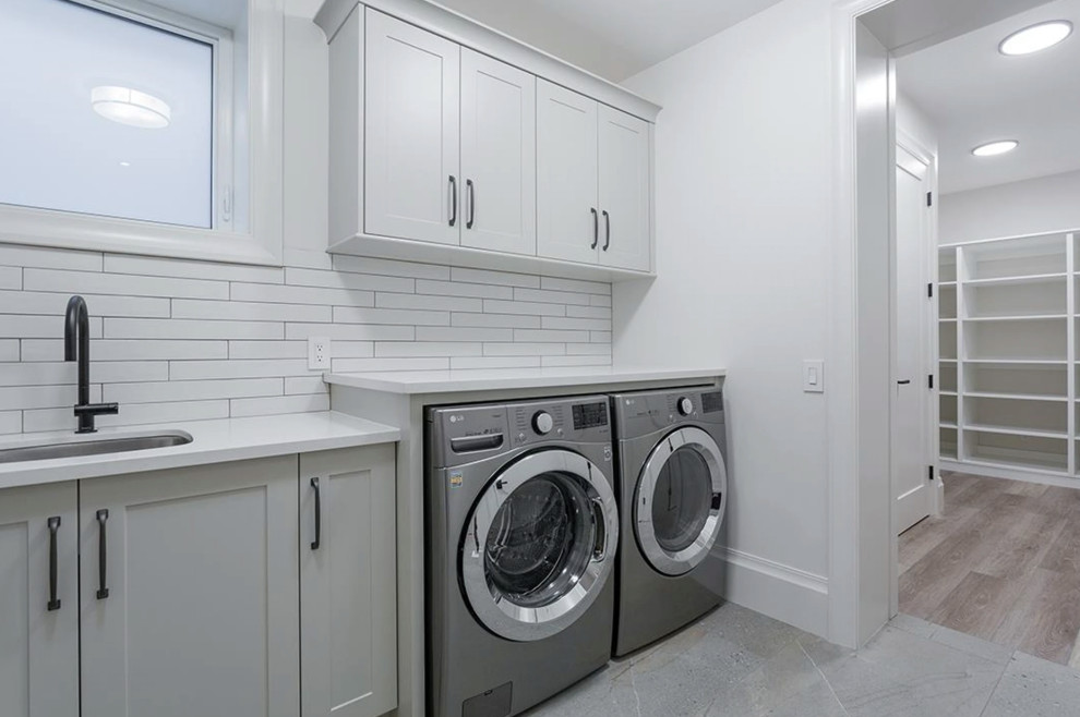 Transitional home design photo in Vancouver
