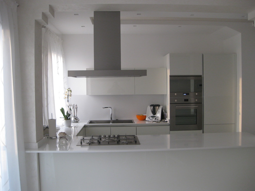 This is an example of a modern kitchen in Venice.