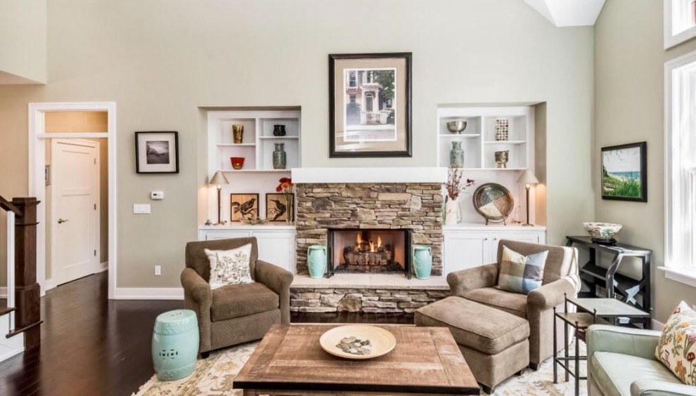 Example of a transitional home design design in Chicago