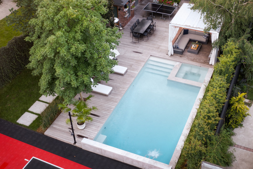 Mittelgroßer Industrial Pool hinter dem Haus in rechteckiger Form mit Pool-Gartenbau und Dielen in Toronto