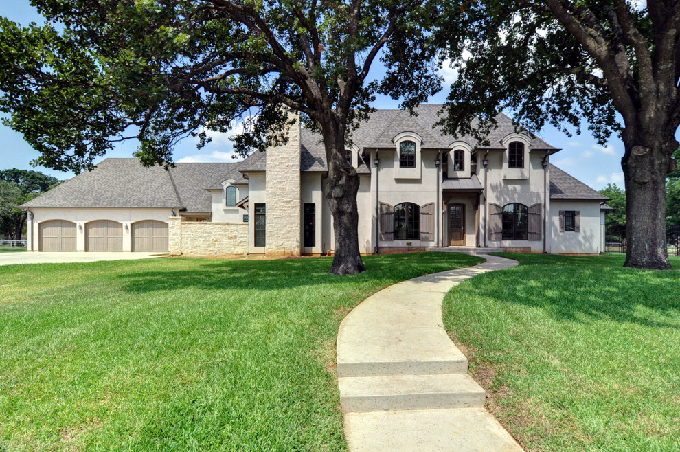 Inspiration for a transitional home design remodel in Dallas