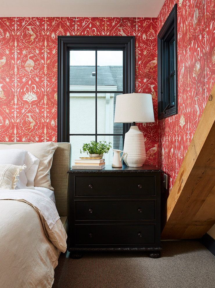 Ispirazione per una piccola camera matrimoniale minimalista con pareti rosse, moquette e carta da parati