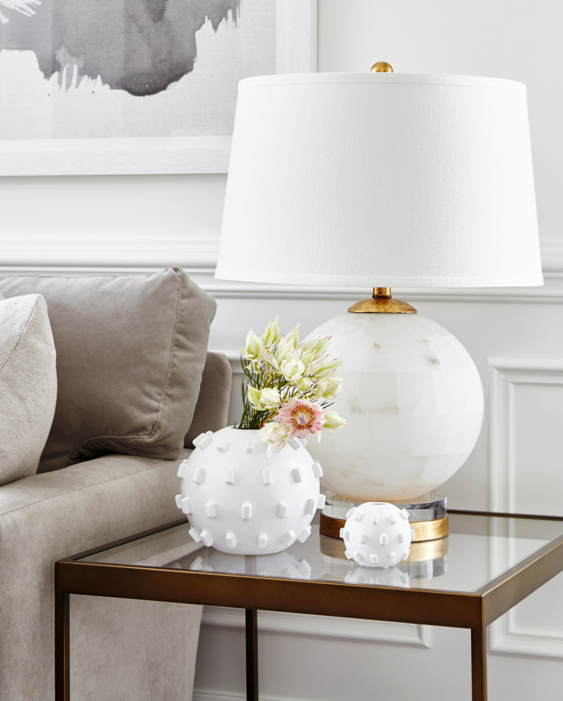 Transitional home design photo in Toronto