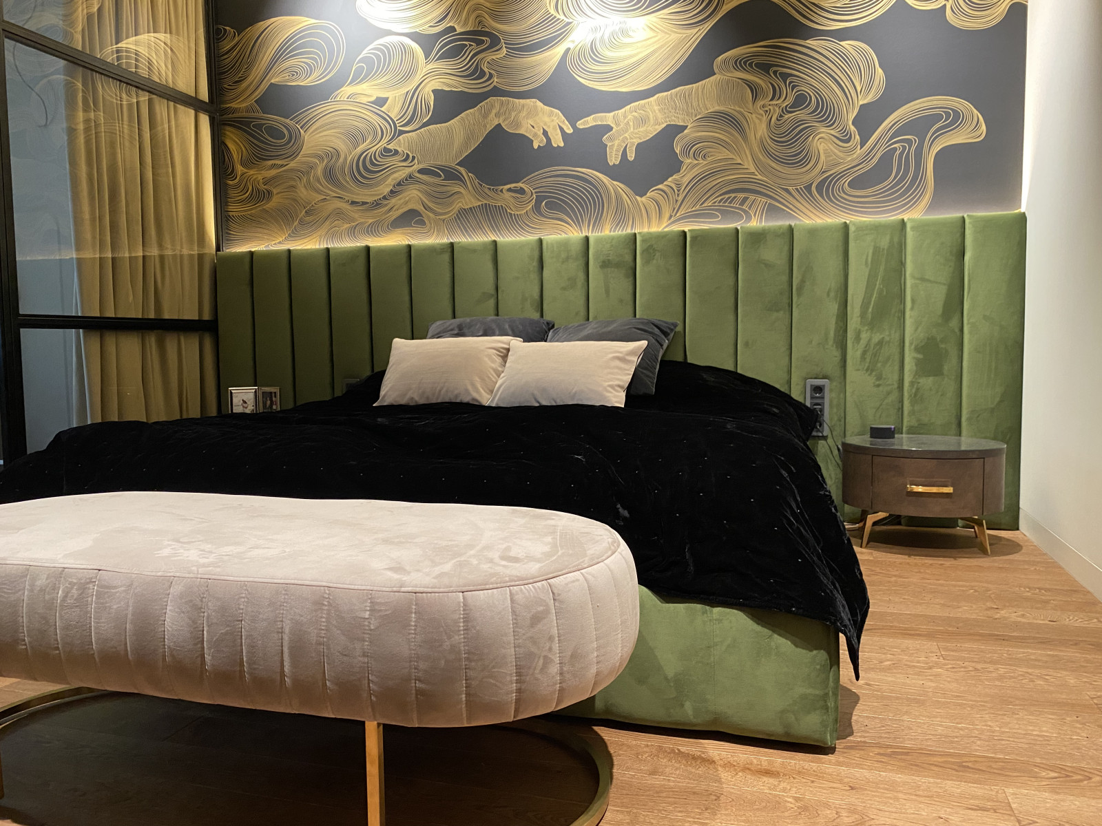 Кровать с изголовьем.