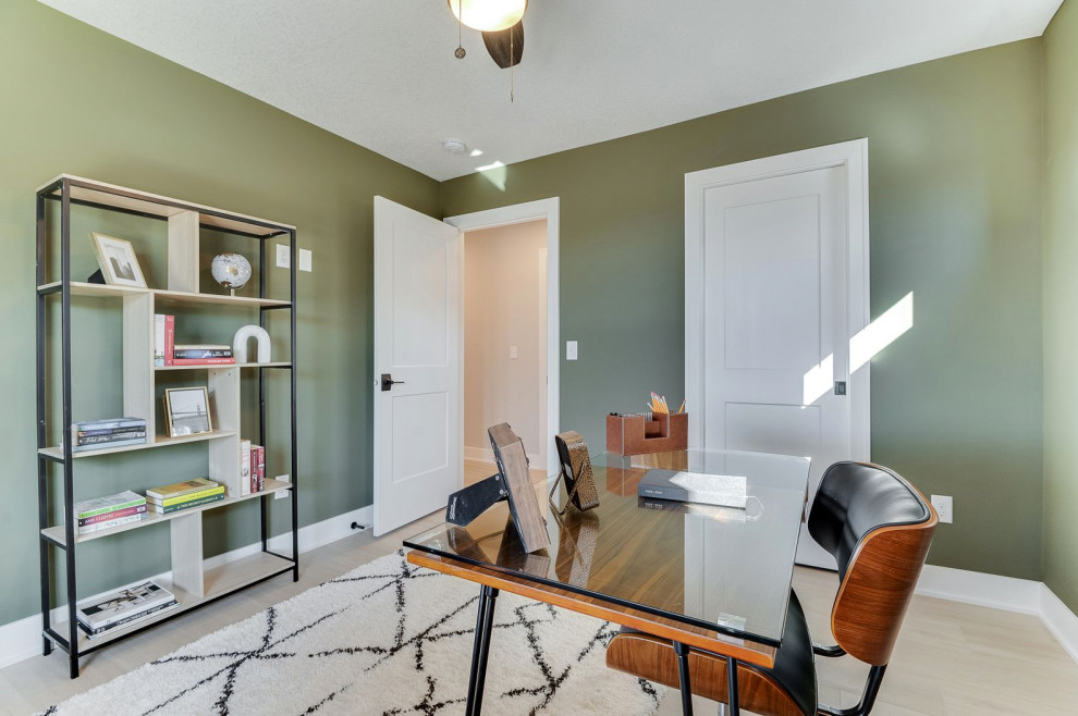Mittelgroßes Modernes Gästezimmer mit grüner Wandfarbe, Vinylboden und beigem Boden in Minneapolis