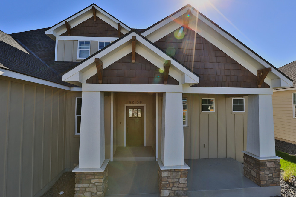 Example of a mountain style home design design in Seattle