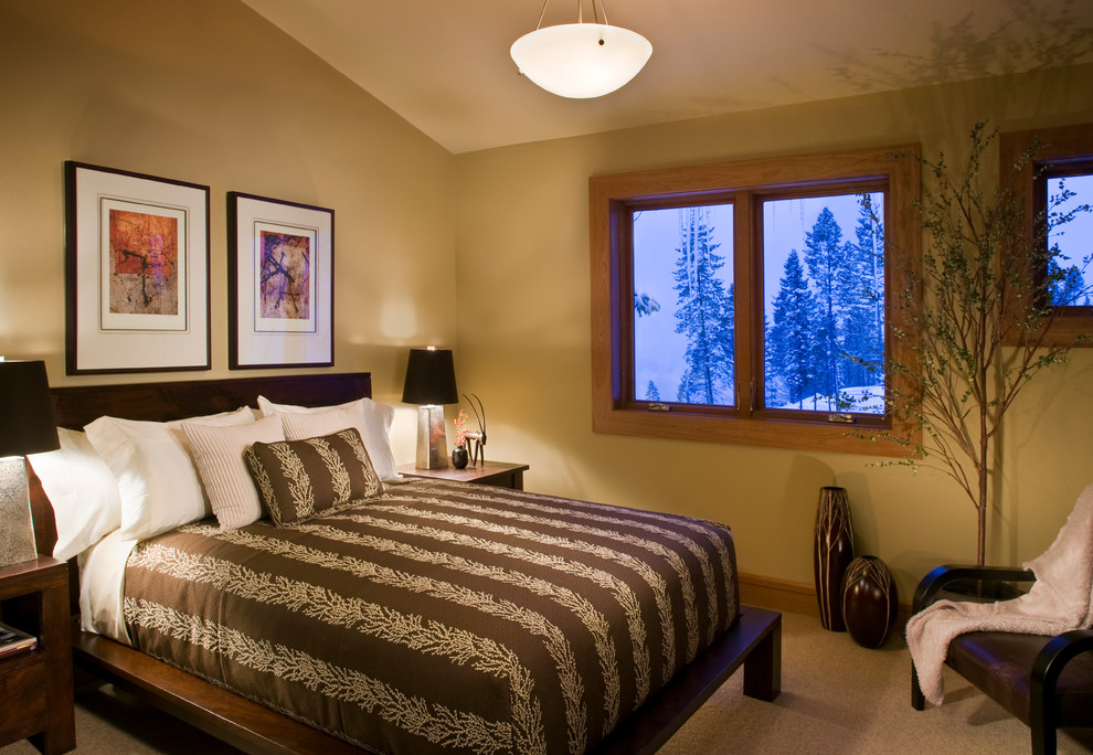 Mid-sized mountain style guest carpeted and beige floor bedroom photo with beige walls and no fireplace
