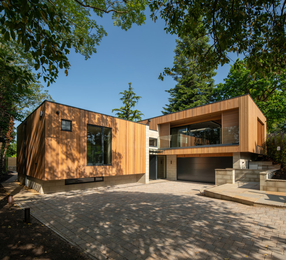 Imagen de fachada de casa multicolor moderna grande a niveles con revestimiento de madera, tejado plano, techo verde y tablilla