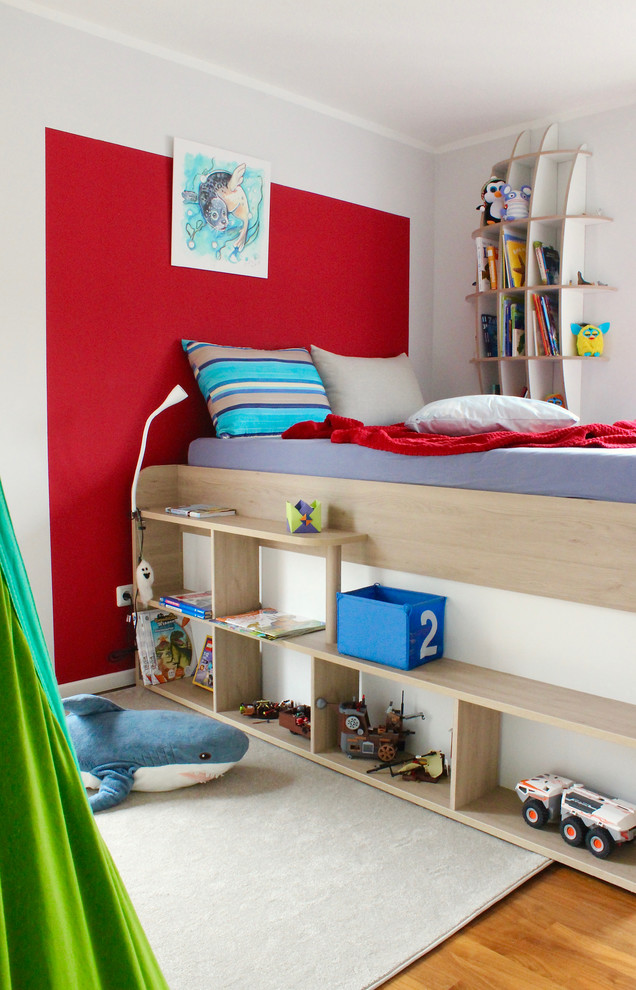 Small contemporary kids' bedroom in Frankfurt with white walls, medium hardwood floors and brown floor for kids 4-10 years old and boys.