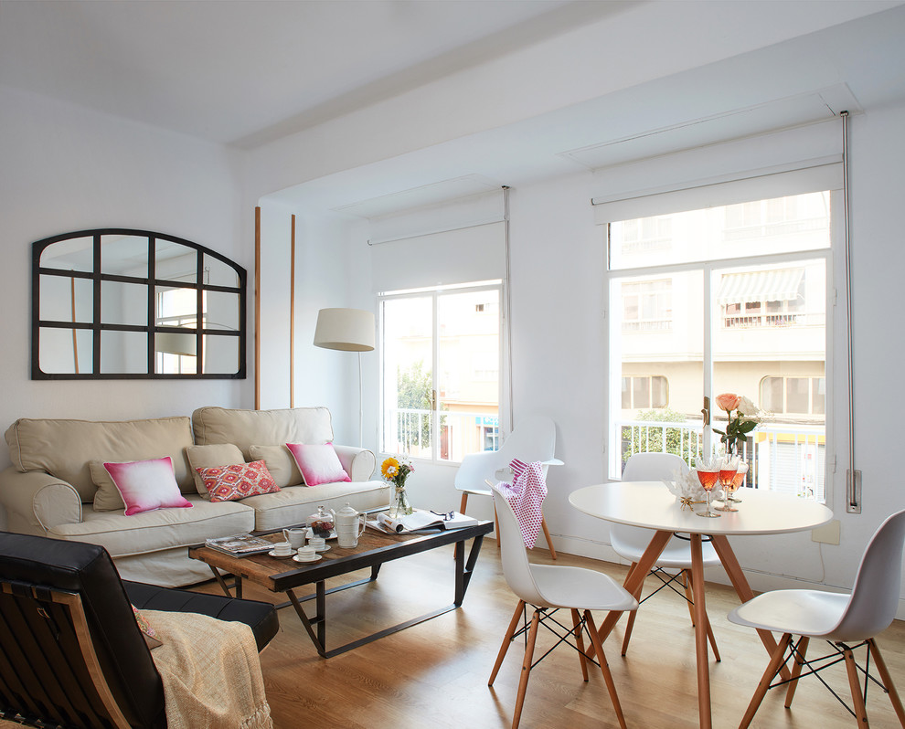 Ejemplo de comedor romántico de tamaño medio abierto sin chimenea con paredes blancas y suelo de madera en tonos medios