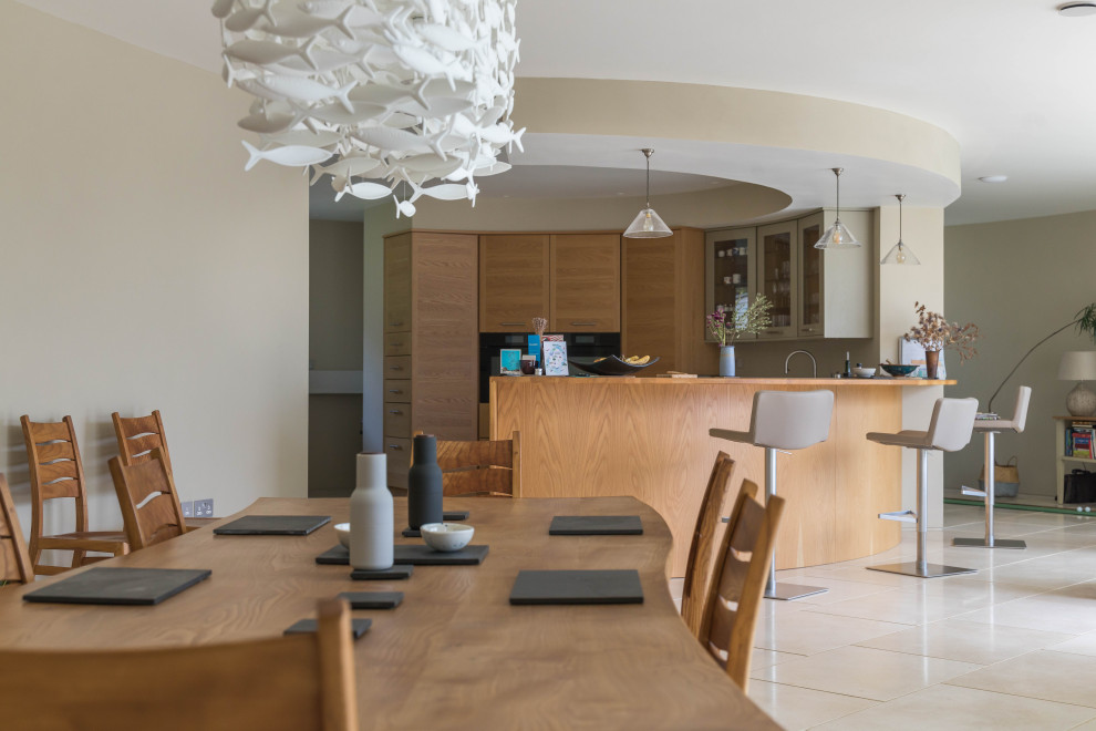 Große Moderne Wohnküche mit beiger Wandfarbe, Kalkstein und beigem Boden in Cornwall