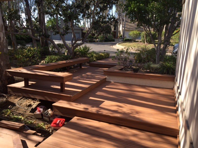 Deck container garden - mid-sized rustic backyard deck container garden idea in Los Angeles with a roof extension