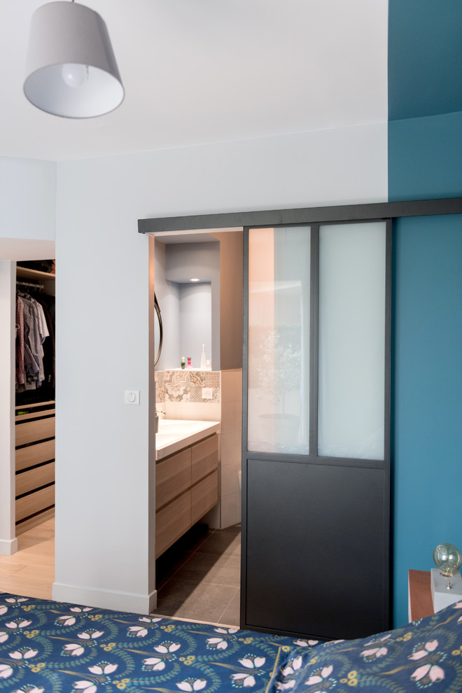 Design ideas for a contemporary bedroom in Lyon.