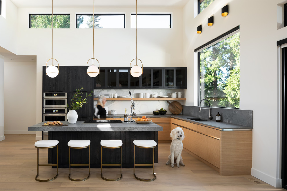 Inspiration for a contemporary kitchen in Vancouver.